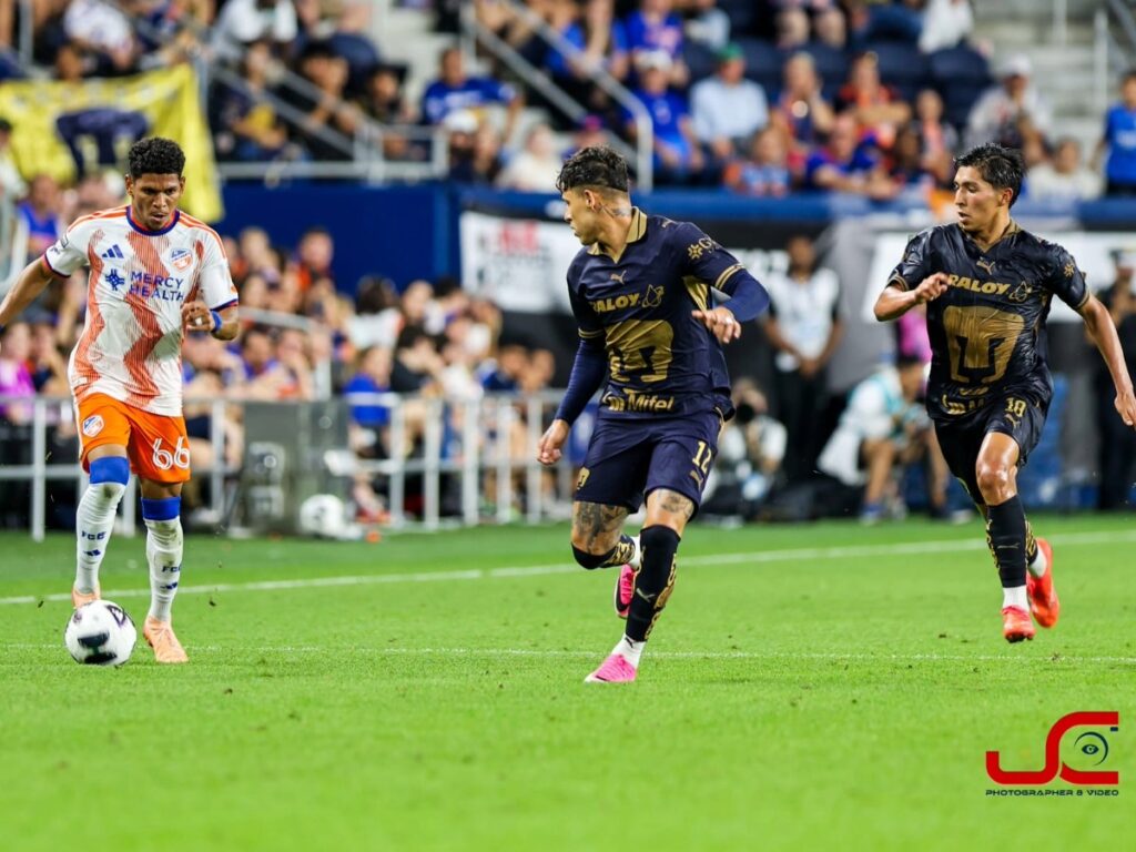 Cristian Calderón y Víctor Arteaga de Pumas UNAM presionan la salida del mediocampista de FC Cincinnati