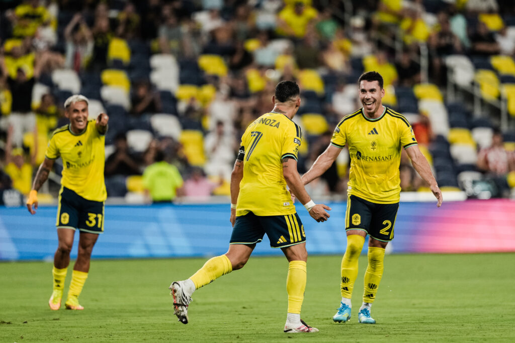 Cristian Espinoza y Daniel Lovitz celebran con euforia en la contundente goleada de Nashville SC sobre Atlético de San Luis