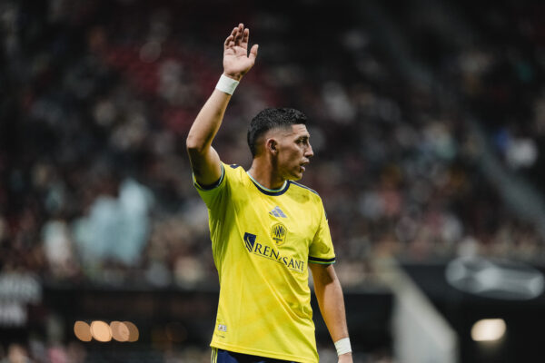 Cristian Espinoza saluda a la tribuna con la mano en alto tras finalizar las acciones en la cancha