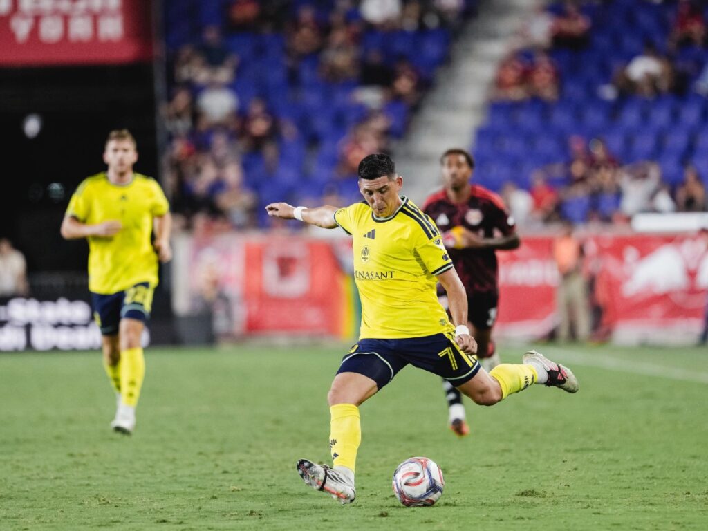 Cristian Espinoza con un disparo de larga distancia
