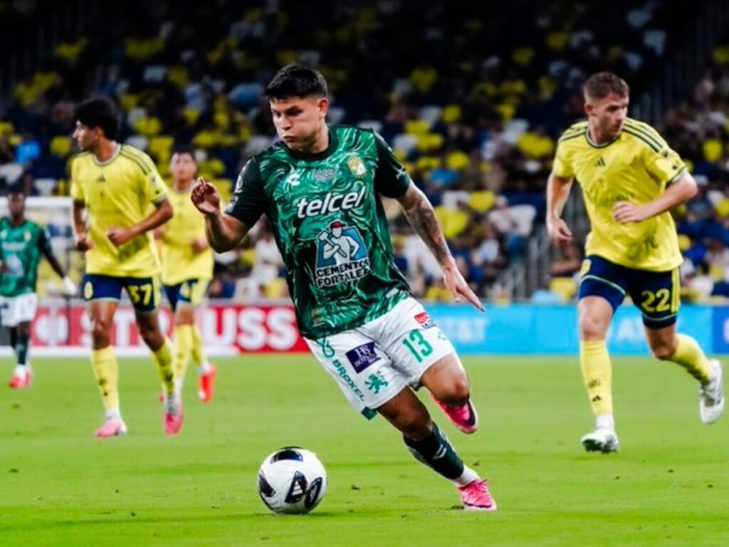 Daniel Arcila conduce el balón antes de marcar el gol que decretó la derrota de Nashville SC en el GEODIS Park