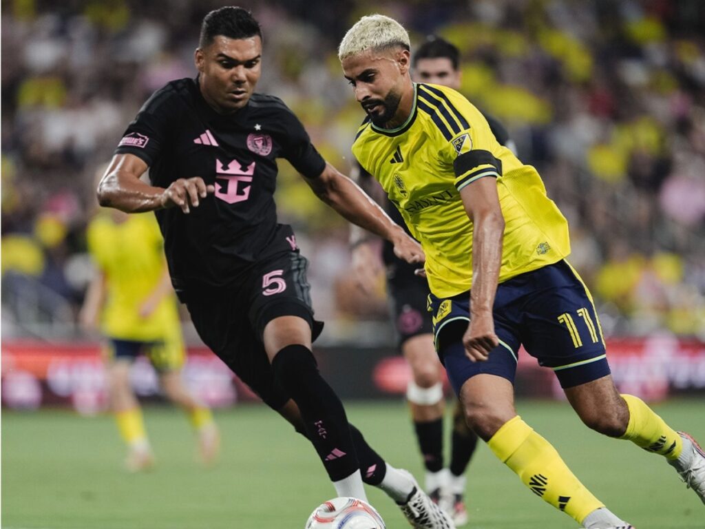 Elias Saad elude la marca de Casemiro durante una descolgada en la cancha del GEODIS Park