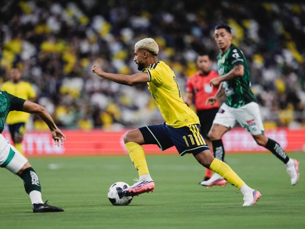 Elias Saad busca generar peligro en ataque maniobrando el esférico ante la marca visitante