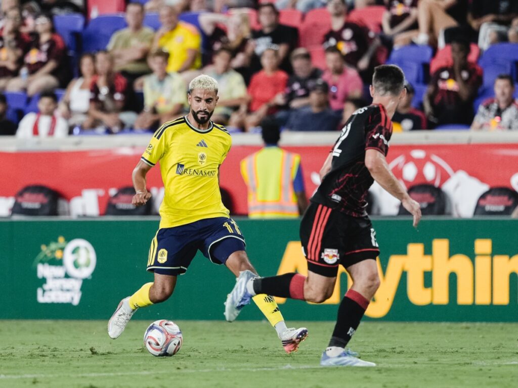 Elias Saad desborda por la banda izquierda superando la presión del lateral de New York Red Bulls