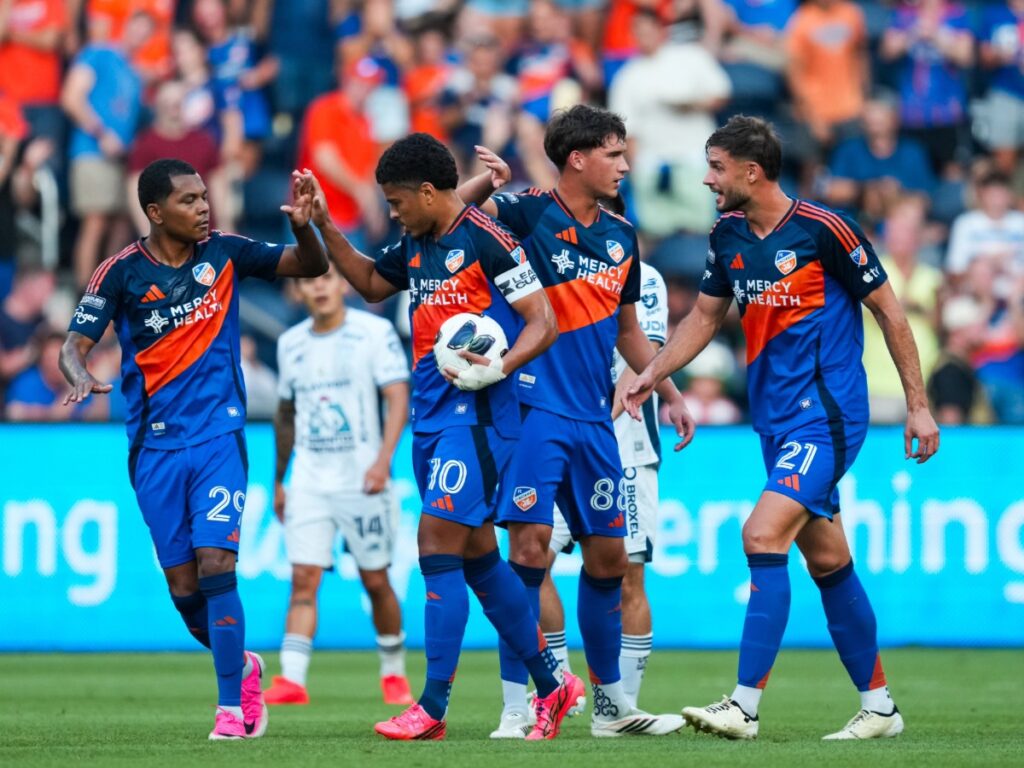 Evander Ferreira y sus compañeros celebran el gol de la igualada en el triunfo de FC Cincinnati sobre Pachuca