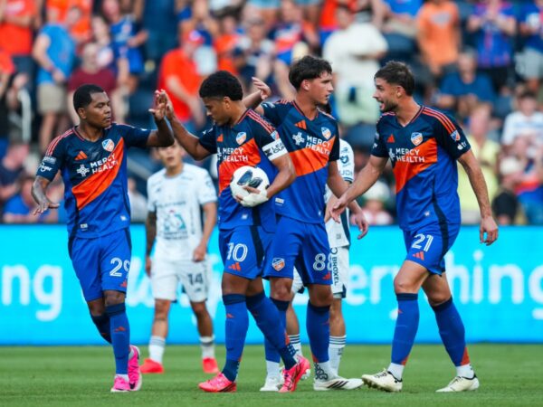 Evander Ferreira y sus compañeros celebran el gol de la igualada en el triunfo de FC Cincinnati sobre Pachuca