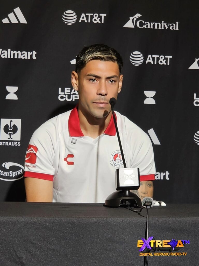 Felipe Mora en la atención a los medios acreditados en la sala de prensa del GEODIS Park