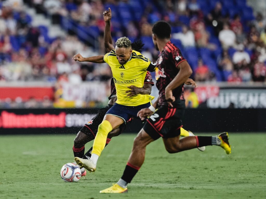 Hany Mukhtar protege el esférico ante la doble marca en una noche clave para el triunfo de Nashville SC