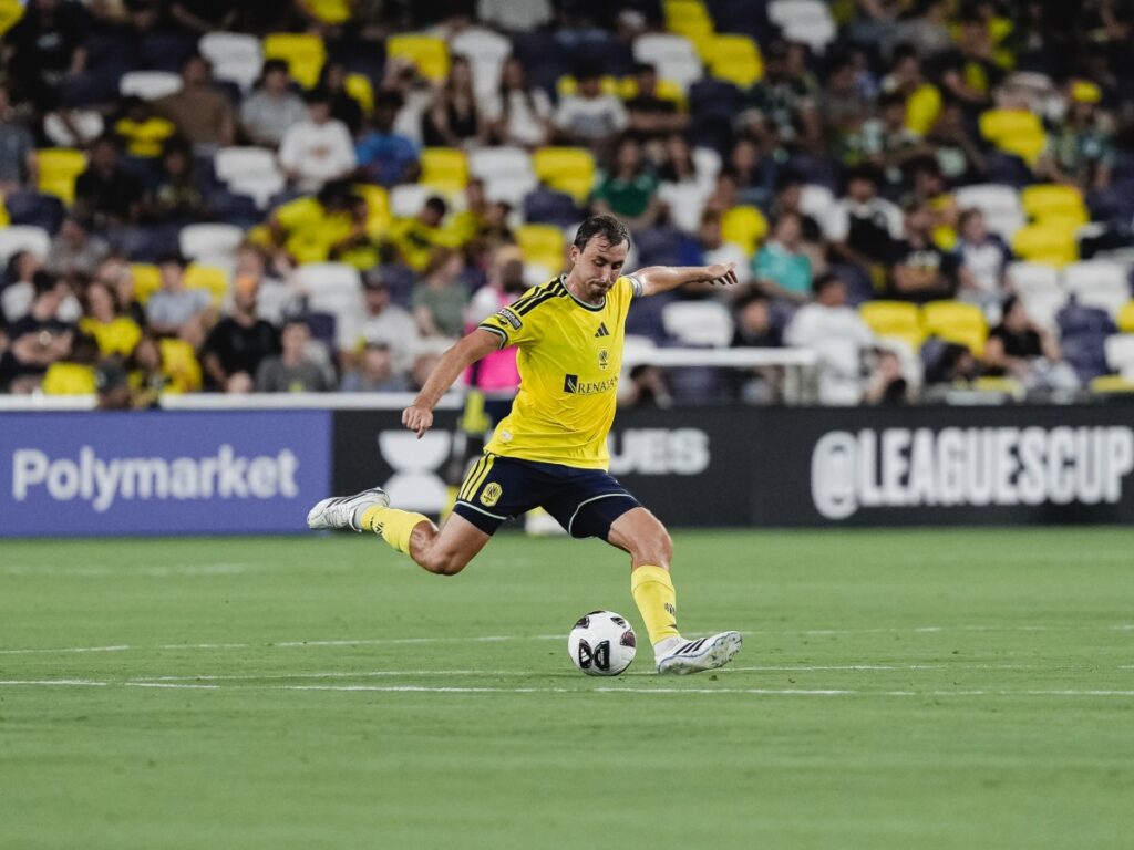 Jack Maher busca la proyección ofensiva conectando un pase largo desde el fondo de la cancha