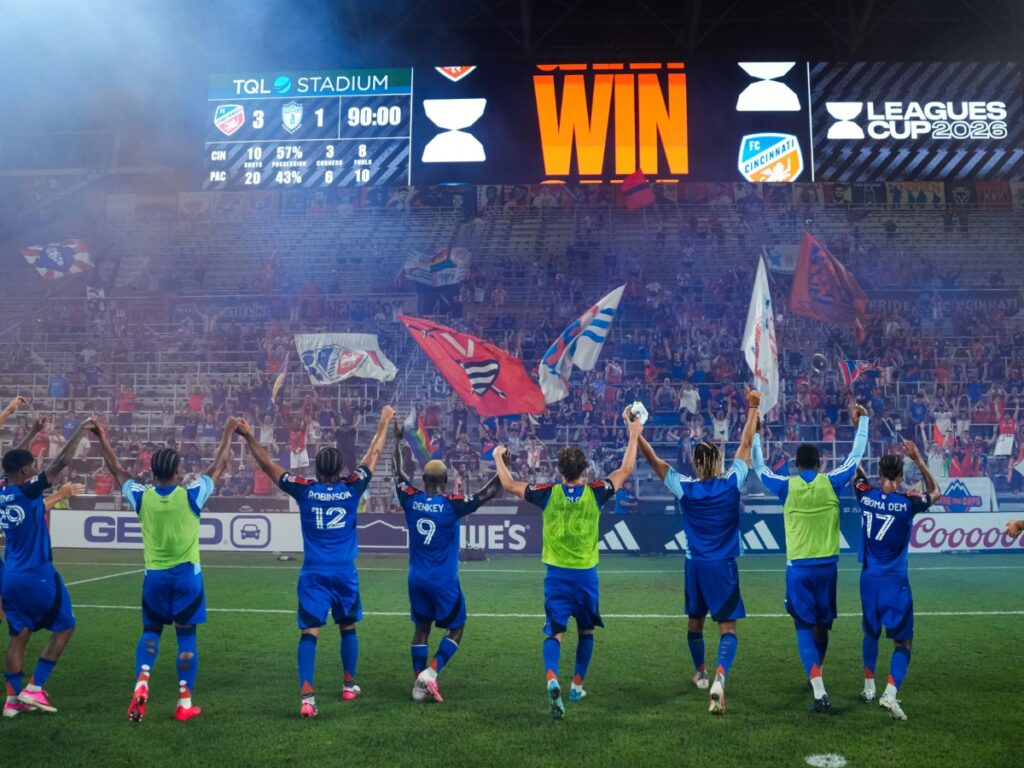 Plantel de FC Cincinnati alza los brazos agradeciendo el apoyo de su afición en las gradas del TQL Stadium.