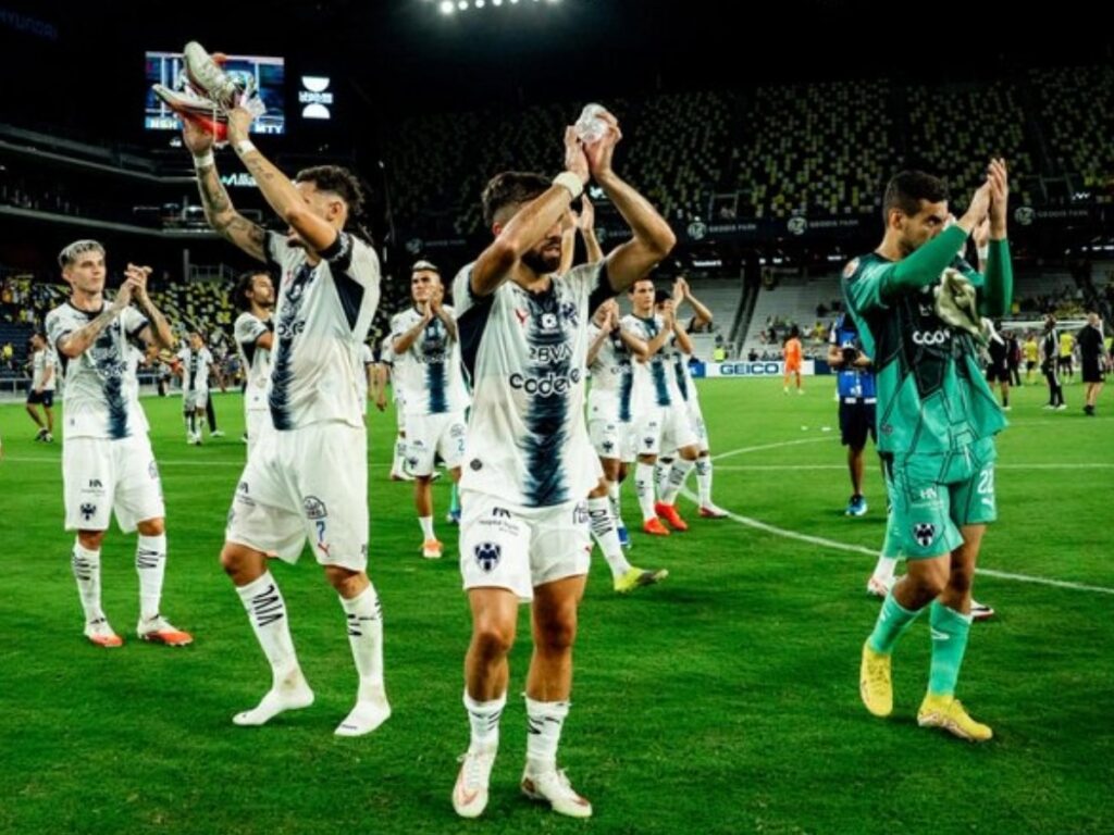 La plantilla del C.F. Monterrey agradece a la tribuna tras sellar la remontada de Rayados en Tennessee