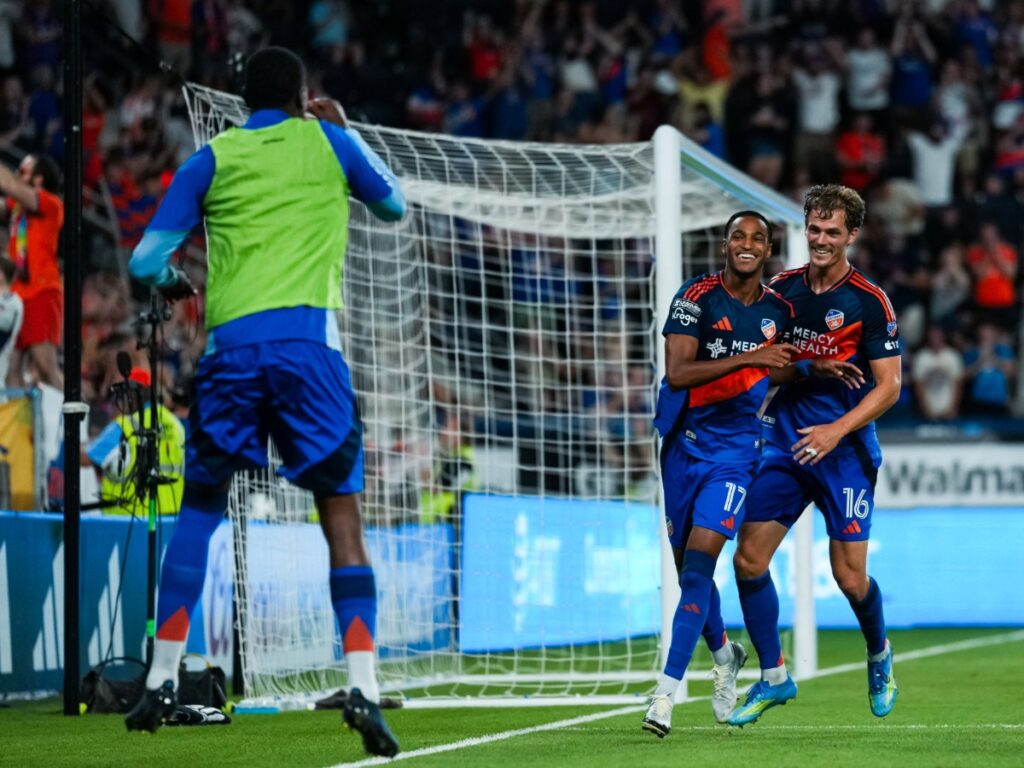 Kenji Mboma Dem y Pavel Bucha corren sonrientes festejando el gol de la tranquilidad en el triunfo de FC Cincinnati.