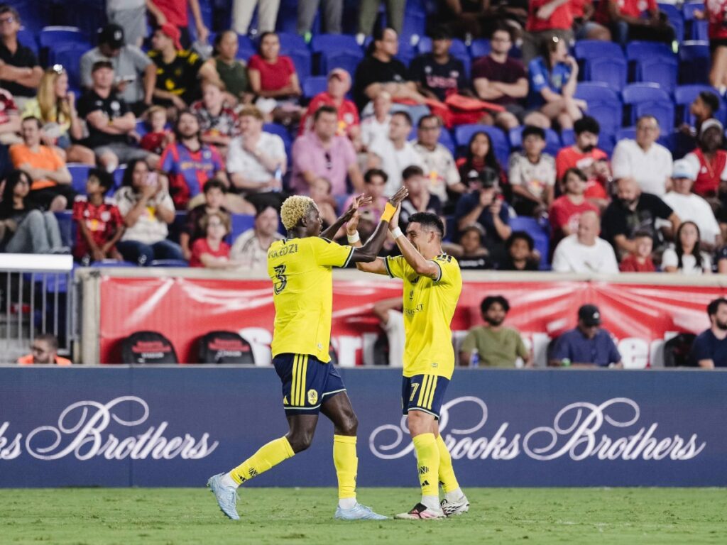 Maxwell Woledzi y Cristian Espinoza festejan con euforia el heroico triunfo de Nashville SC ante New York Red Bulls