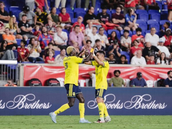 Maxwell Woledzi y Cristian Espinoza festejan con euforia el heroico triunfo de Nashville SC ante New York Red Bulls