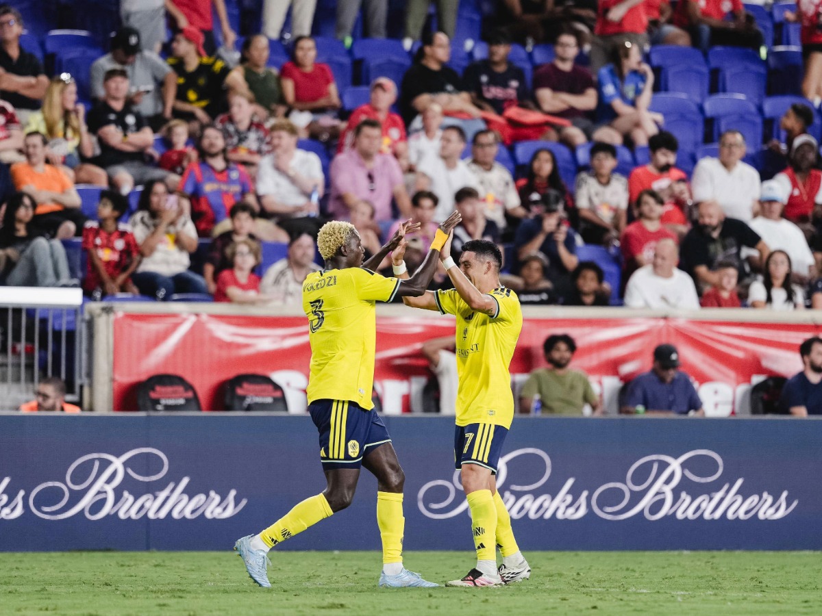Maxwell Woledzi y Cristian Espinoza festejan con euforia el heroico triunfo de Nashville SC ante New York Red Bulls