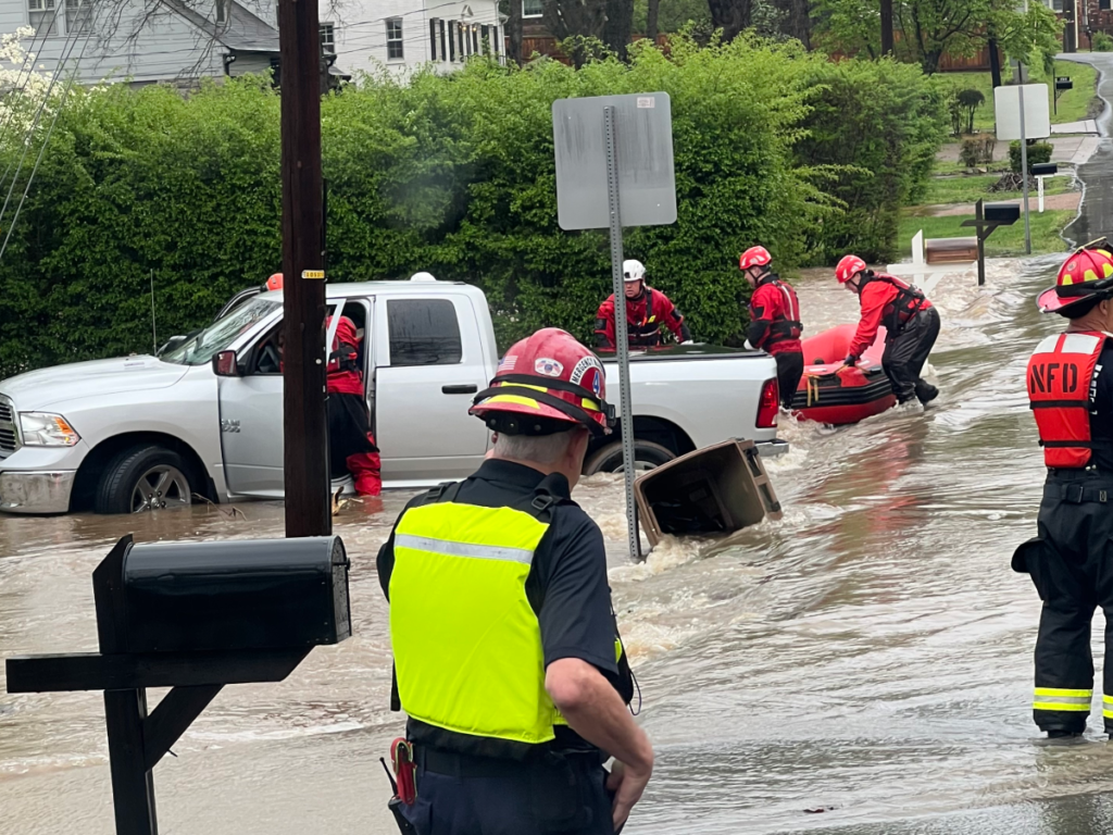 Equipos de emergencia realizan labores de rescate durante una inundación en Nashville.