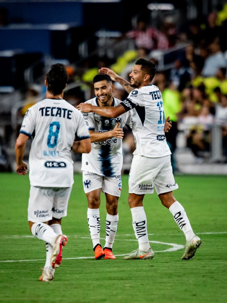 Orbelín Pineda festeja junto a Jesús Corona el tanto que encaminó la remontada de Rayados