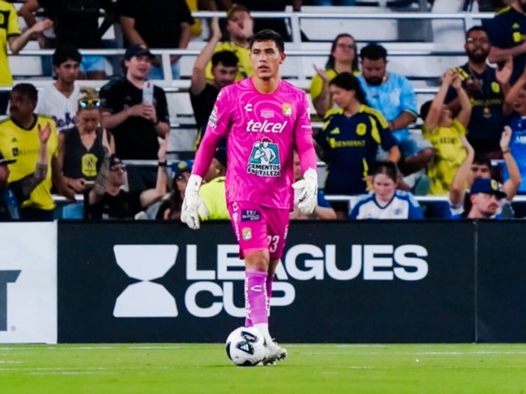 El arquero Óscar García controla el balón en el área grande consumando la derrota de Nashville SC
