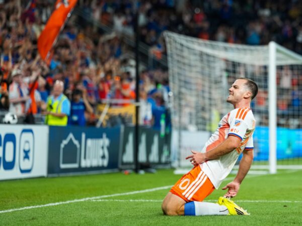 Pavel Bucha se desliza de rodillas festejando su anotación en el triunfo de FC Cincinnati sobre Pumas UNAM