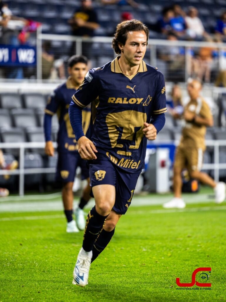 Sebastián Córdova realiza ejercicios sobre la cancha durante el juego que terminó en el triunfo de FC Cincinnati