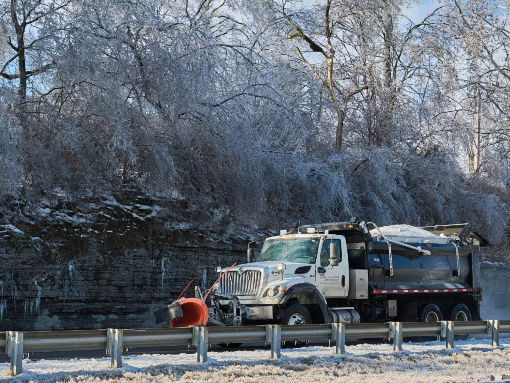 Camión de Metro Nashville trabaja durante la tormenta de hielo de enero de 2026