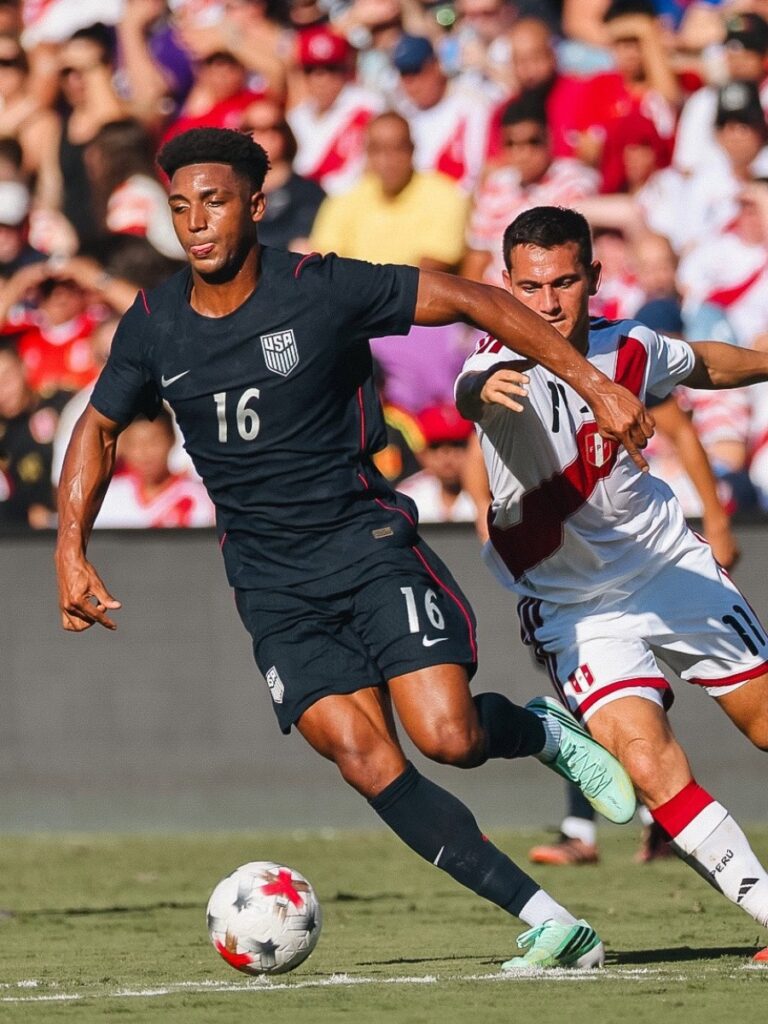 Alex Freeman acelera por la banda derecha durante la contundente goleada de Estados Unidos