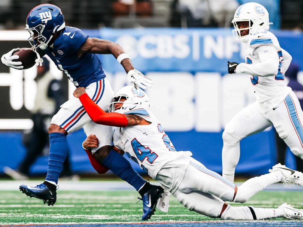 Alontae Taylor se lanza para completar una tacleada en el marco de la derrota de Tennessee Titans