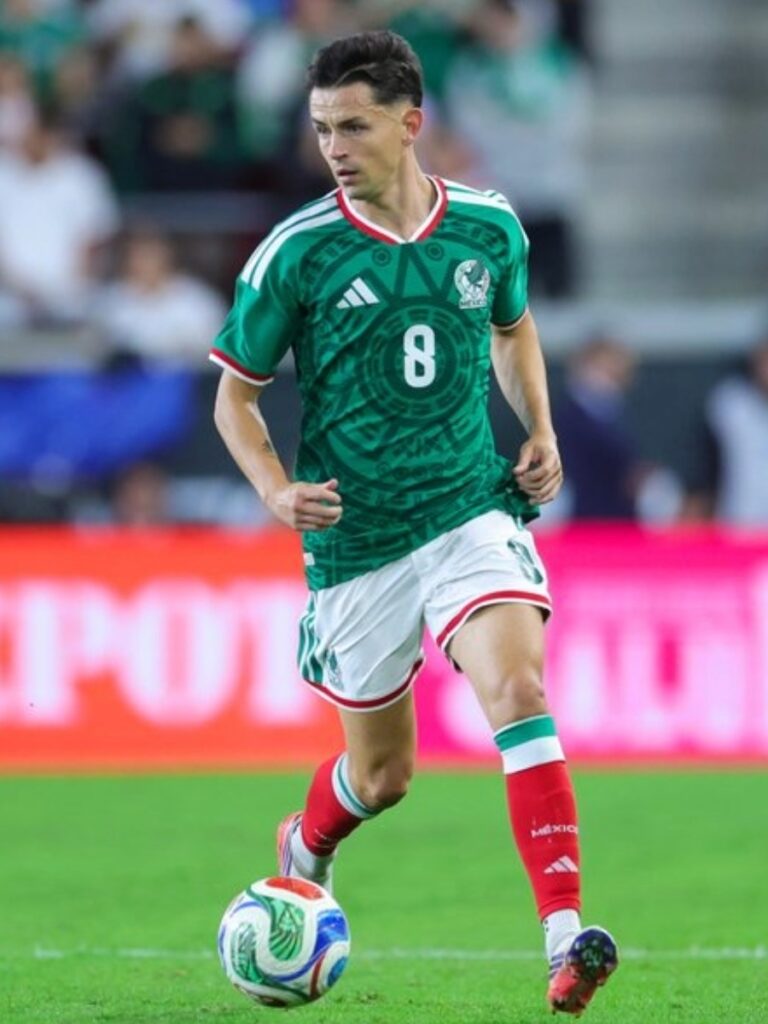 Álvaro Fidalgo traslada la pelota con la pierna derecha durante el empate de la Selección Mexicana