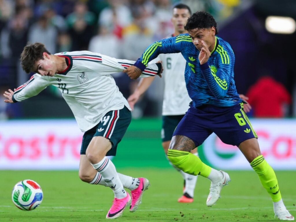 Armando «La Hormiga» González forcejea con Richard Ríos en la disputa por el balón en Baltimore