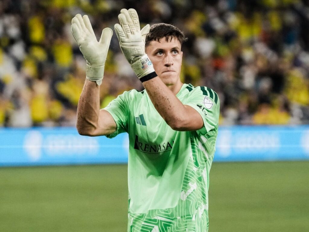 Brian Schwake aplaude a la afición del GEODIS Park con los guantes puestos tras el silbatazo final