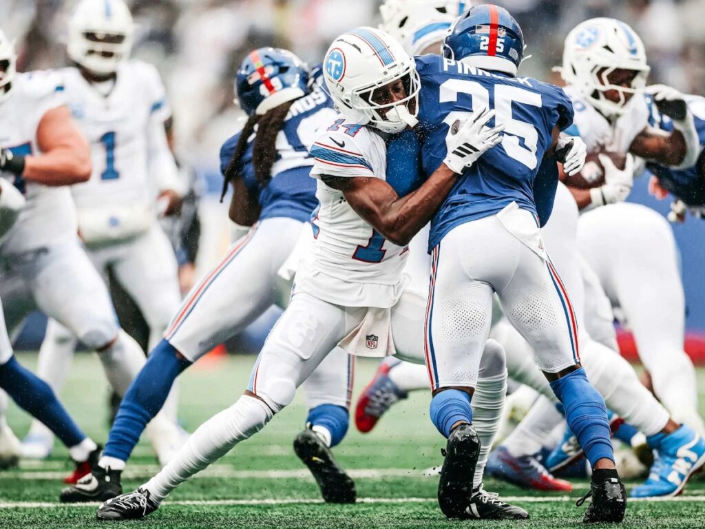 Cam Ward y Carnell Tate operan en la ofensiva buscando superar la cobertura de New York Giants