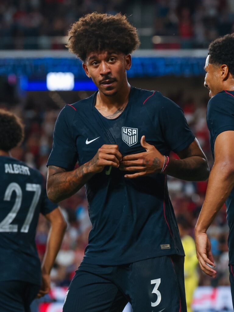 Chris Richards sostiene el escudo en su pecho tras adelantar al equipo en la remontada de Estados Unidos