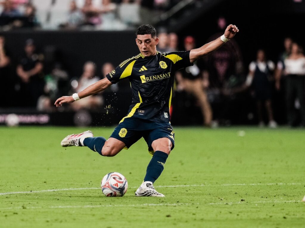 Cristian Espinoza impacta el esférico en carrera con pierna derecha en el Nu Stadium