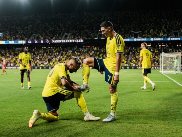 Hany Mukhtar lustra el botín de Cristian Espinoza en el festejo de la goleada de Nashville SC ante Chicago Fire
