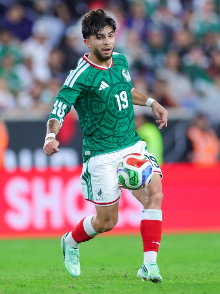 Denzell García domina el balón en el aire con categoría en el Sports Illustrated Stadium
