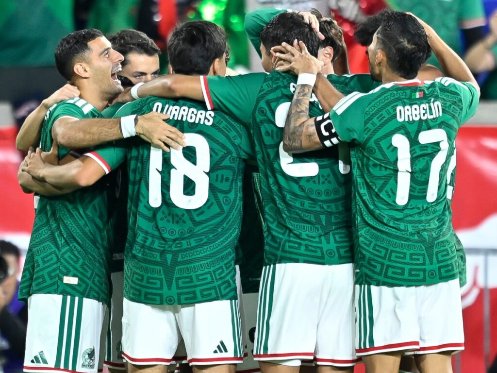 Jugadores celebran en grupo la anotación en el empate de la Selección Mexicana contra Perú