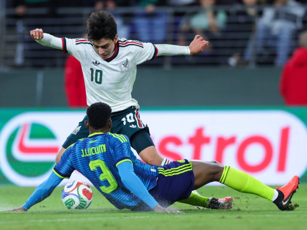 Gilberto Mora elude la barrida de Jhon Lucumí en la jugada del empate de la Selección Mexicana ante Colombia