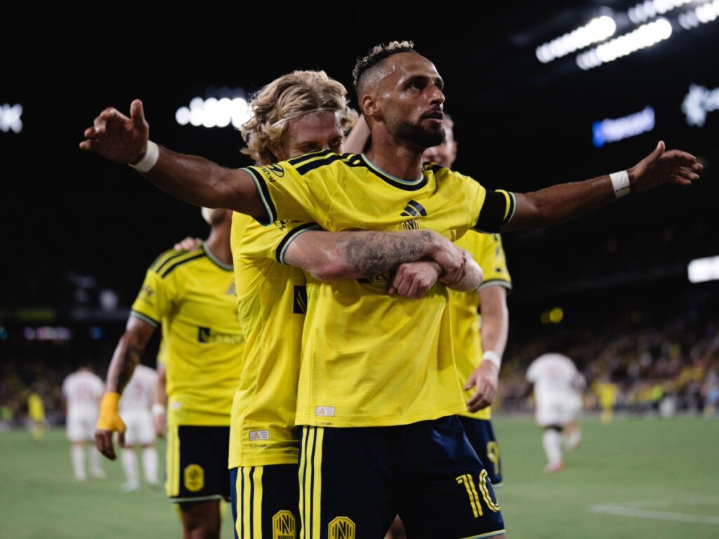 Hany Mukhtar festeja con Edvard Tagseth la imponente victoria de Nashville SC sobre Toronto FC