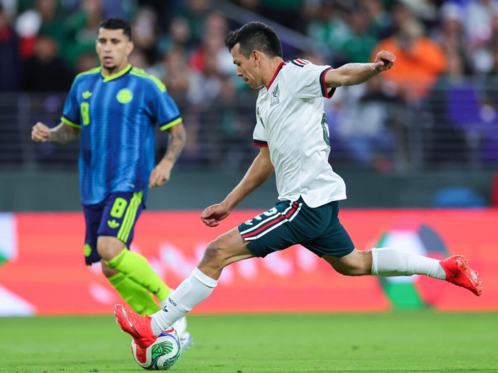 Hirving Lozano saca un potente disparo en el desarrollo del empate de la Selección Mexicana frente a Colombia