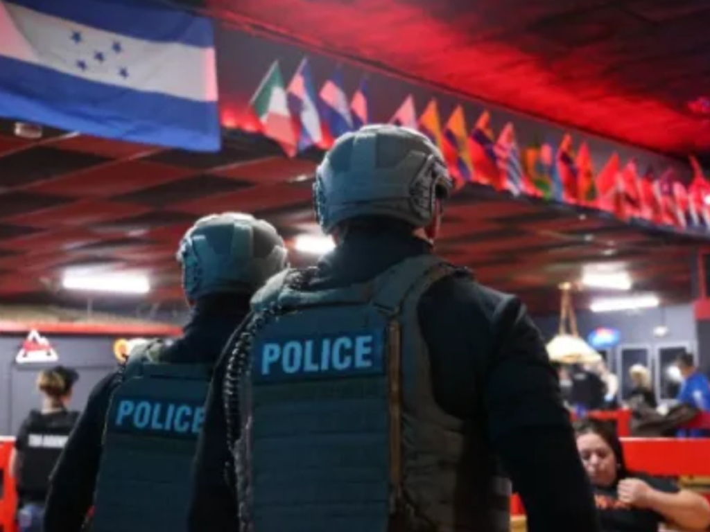 Agentes durante Operation Corral Light en el club nocturno El Corralón de Memphis.