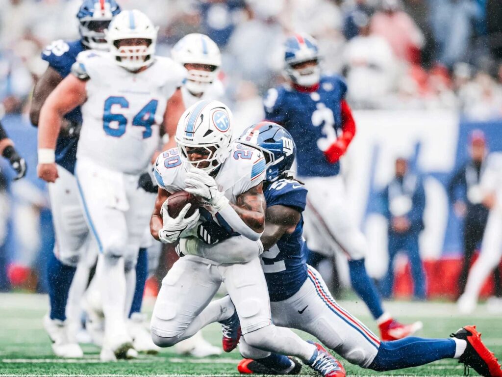 Jackson Slater se emplea a fondo en la línea de golpeo en el desarrollo de la derrota de Tennessee Titans