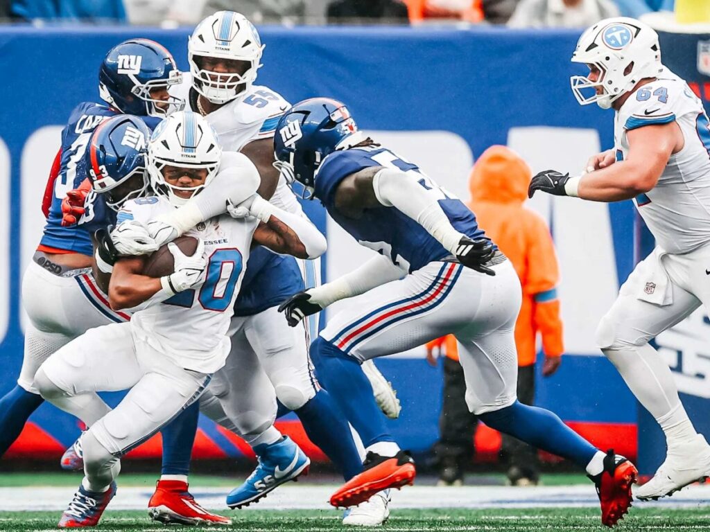 JC Latham y la línea ofensiva protegen el avance terrestre en la trinchera del MetLife Stadium