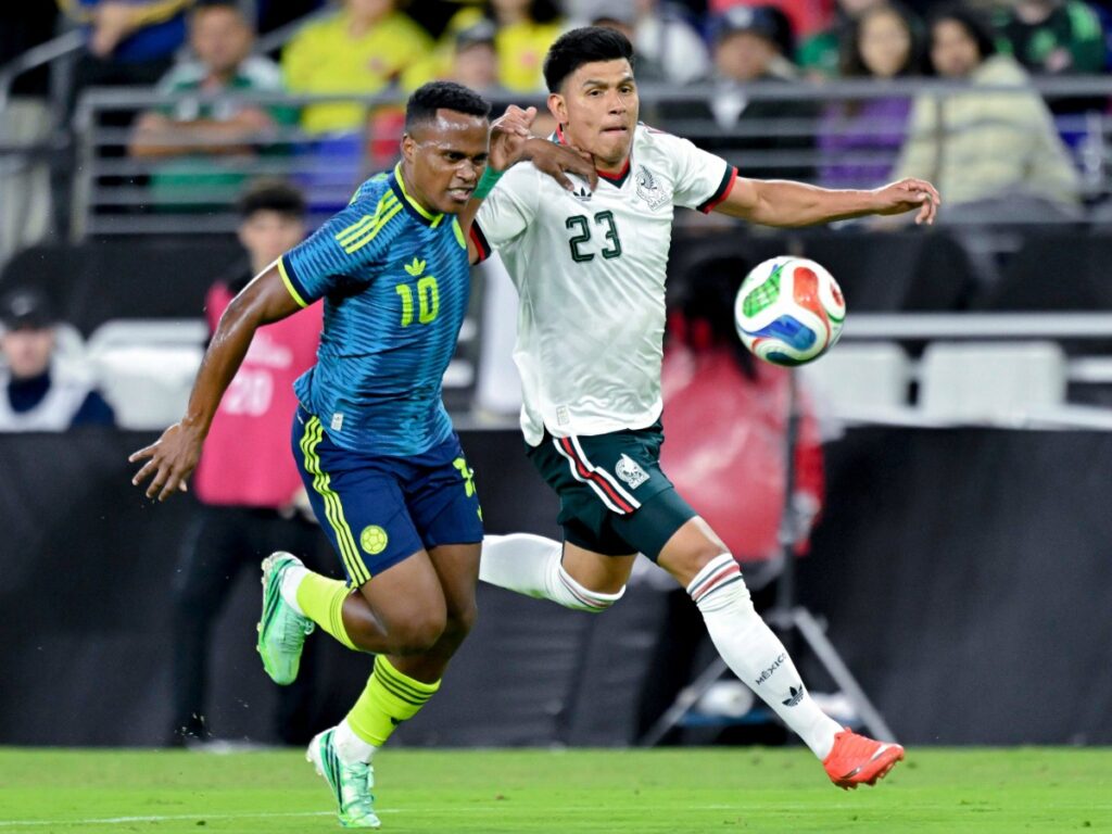 Jesús Gallardo forcejea en velocidad disputando el balón con el colombiano Jhon Arias