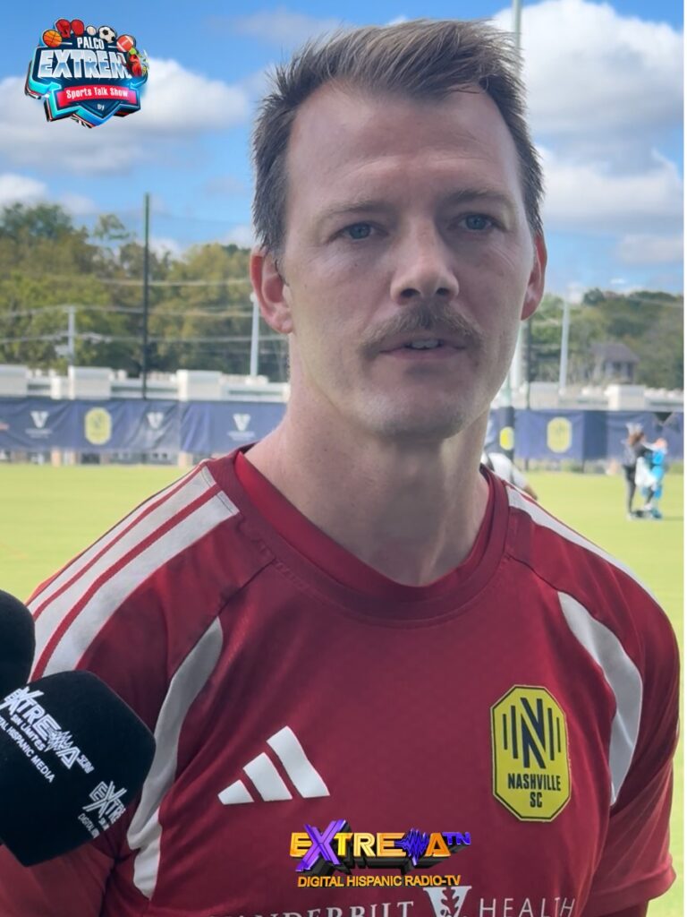 oe Willis dialoga con los medios en el campo de entrenamiento previo a su regreso a la titularidad