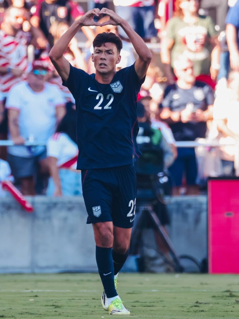 Julian Hall forma un corazón con las manos en el festejo de la goleada de Estados Unidos sobre Perú