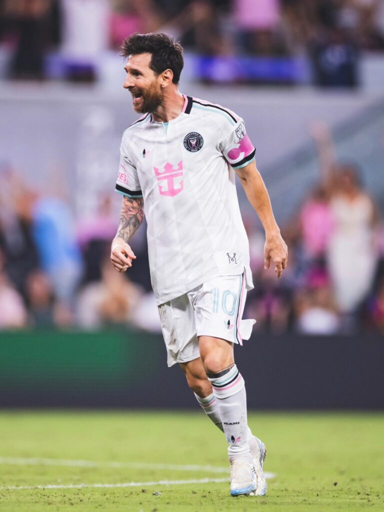 Lionel Messi sonríe sobre el terreno de juego durante el segundo tiempo en el Nu Stadium