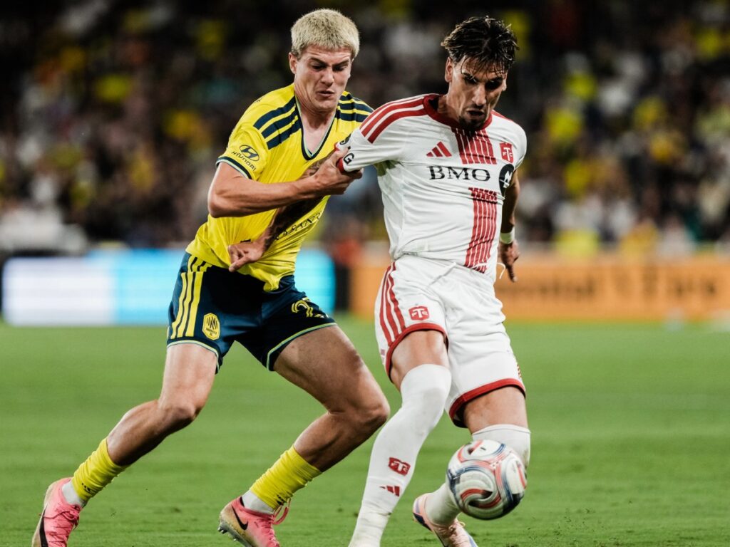 Reed Baker-Whiting disputa con intensidad la posesión del balón frente al atacante de Toronto FC