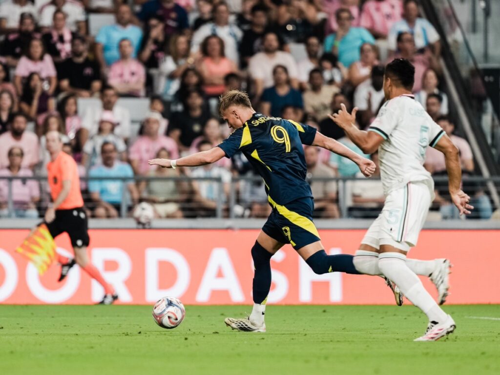 Sam Surridge saca un potente disparo raso de pierna derecha ante la marca defensiva de Inter Miami