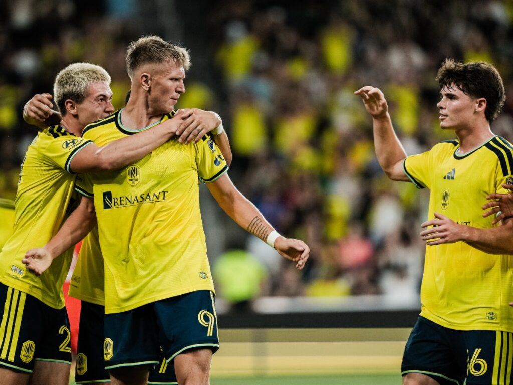 Sam Surridge festeja abrazado con Reed Baker-Whiting en el inicio de la goleada de Nashville SC