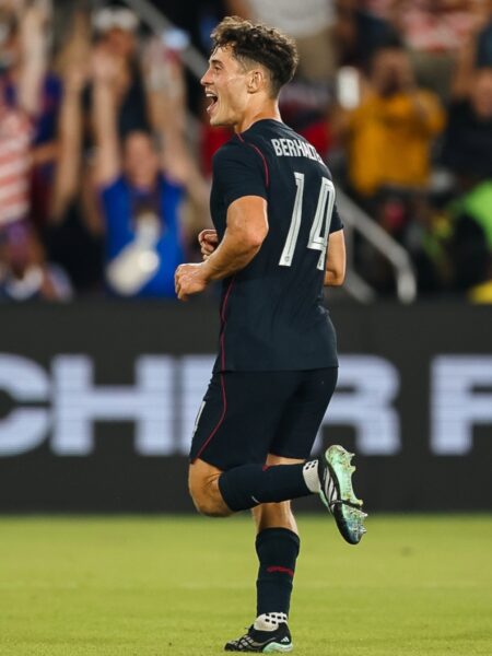 Sebastian Berhalter celebra con júbilo en el inicio de la electrizante remontada de Estados Unidos ante Chile